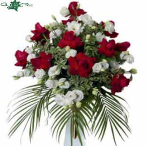 Composizione di rose rosse e fiori bianchi